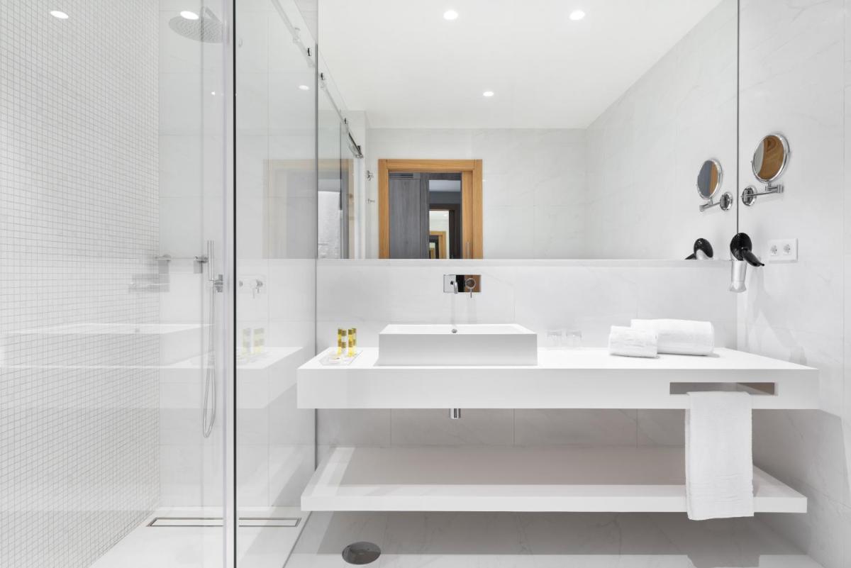 Uma casa de banho em Eurostars Matosinhos