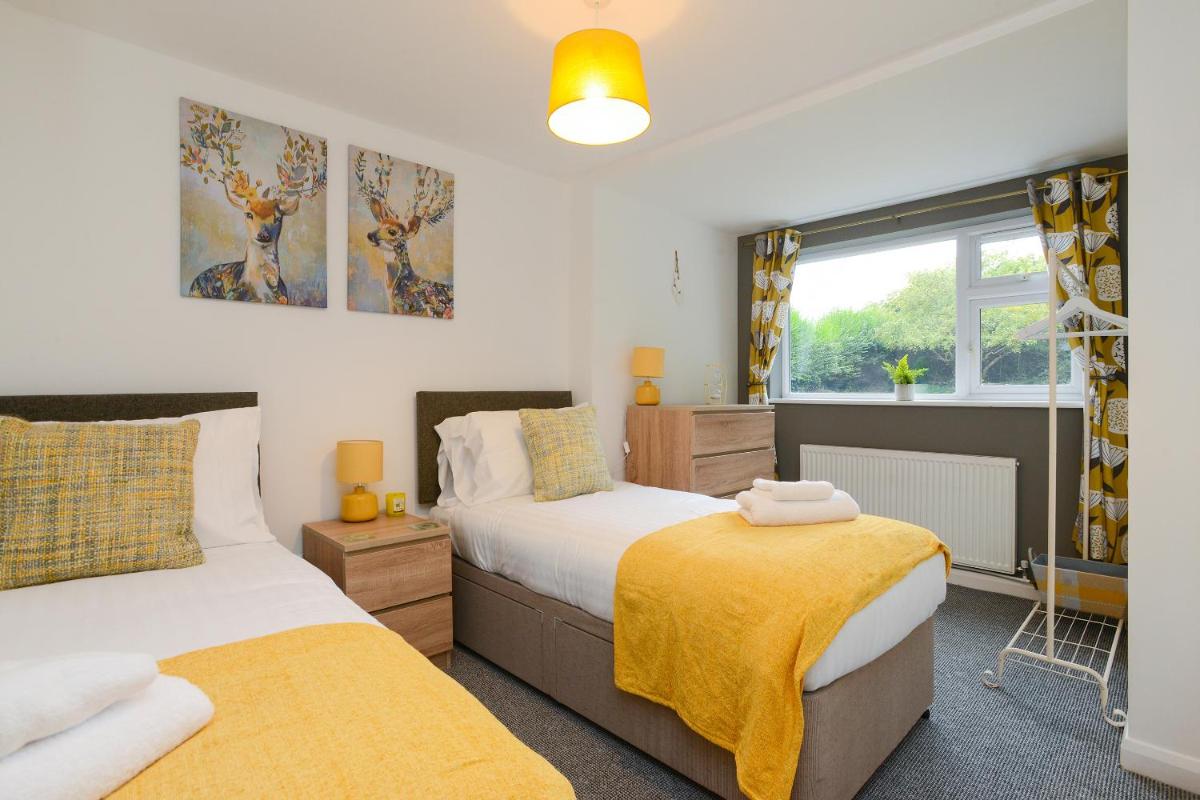 DE LUXE SHORT STAYS-Middleton Lodge - Housity