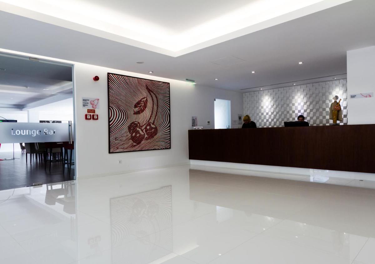 A área de receção ou átrio de Hotel Vila D'Óbidos