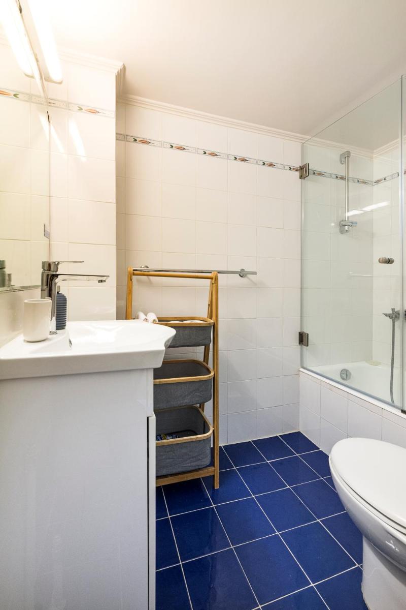 Suitetrails - 1 KM from The Acropolis 1 Bedroom Apt Netflix And Washing Machine