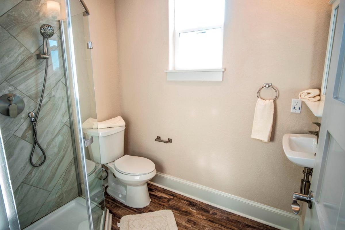 Beautiful Guest House on New Built Home Near Downtown - Housity
