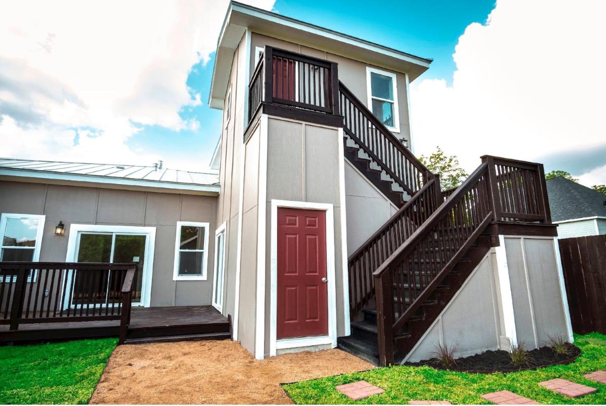 Beautiful Guest House on New Built Home Near Downtown - Housity