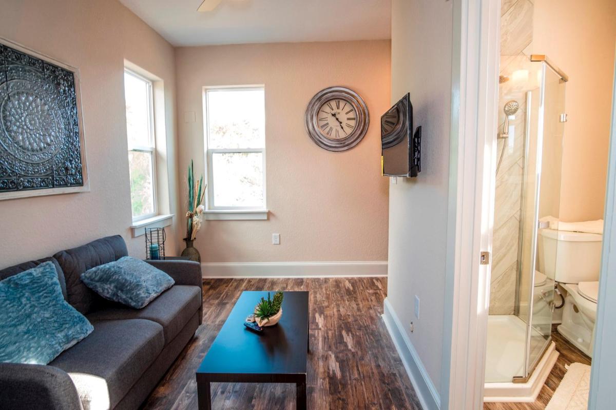 Beautiful Guest House on New Built Home Near Downtown - Housity
