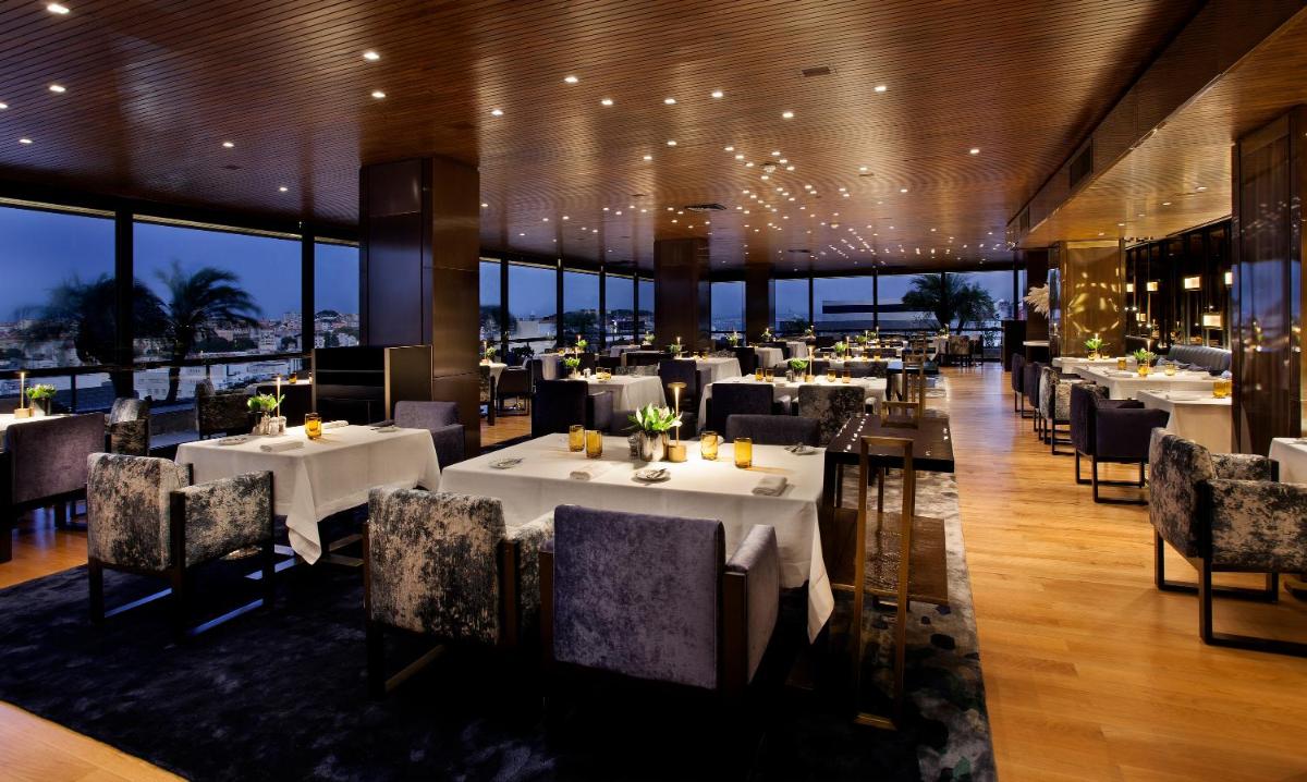 Um restaurante ou outro lugar para comer em Altis Grand Hotel