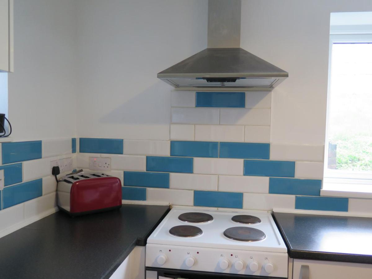 Langdale House - Group Stays Contractors & Families Long or Short Stay - 4 Rooms 5 Beds 3 bathrooms Kitchen, FREE Wi-Fi & Parking - Housity