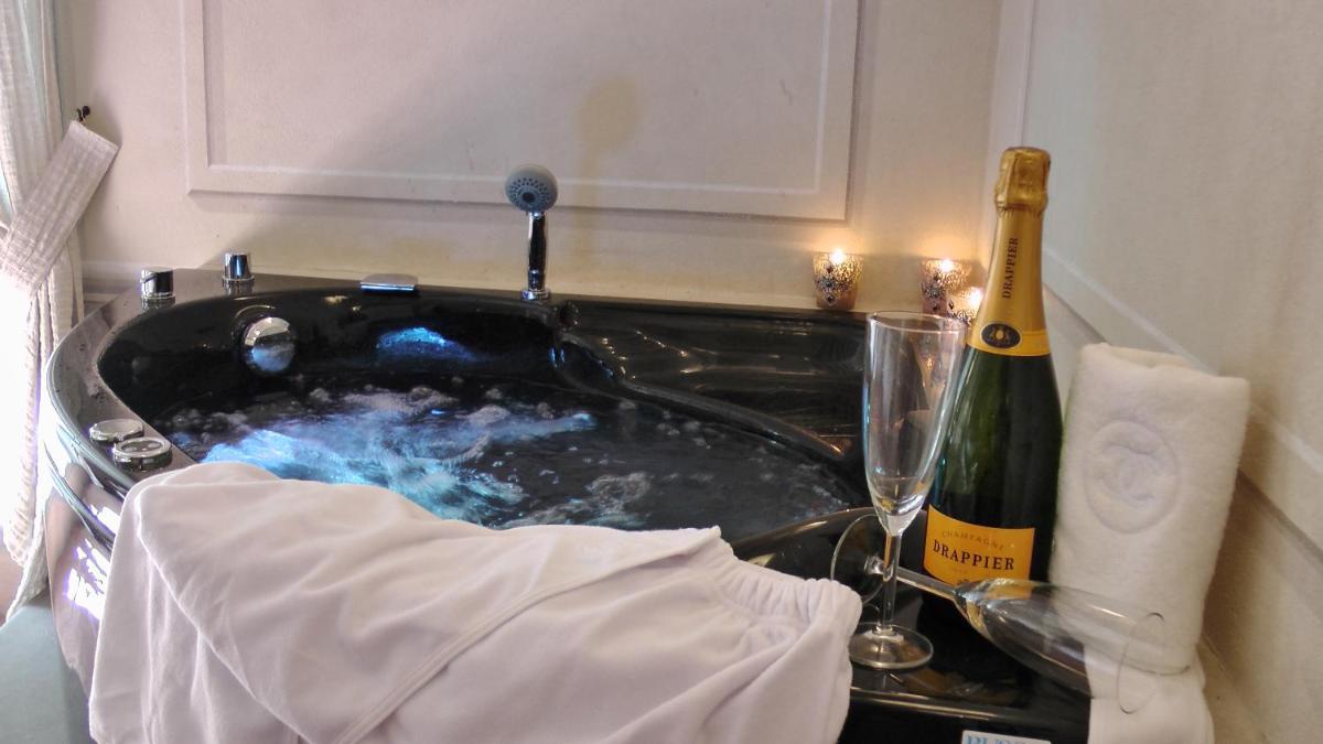 The house with steam room, jacuzzi and theater view - Housity