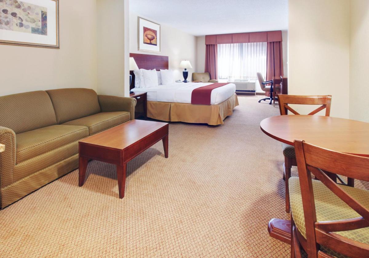 Holiday Inn Express Hotel & Suites Canton by IHG - Housity