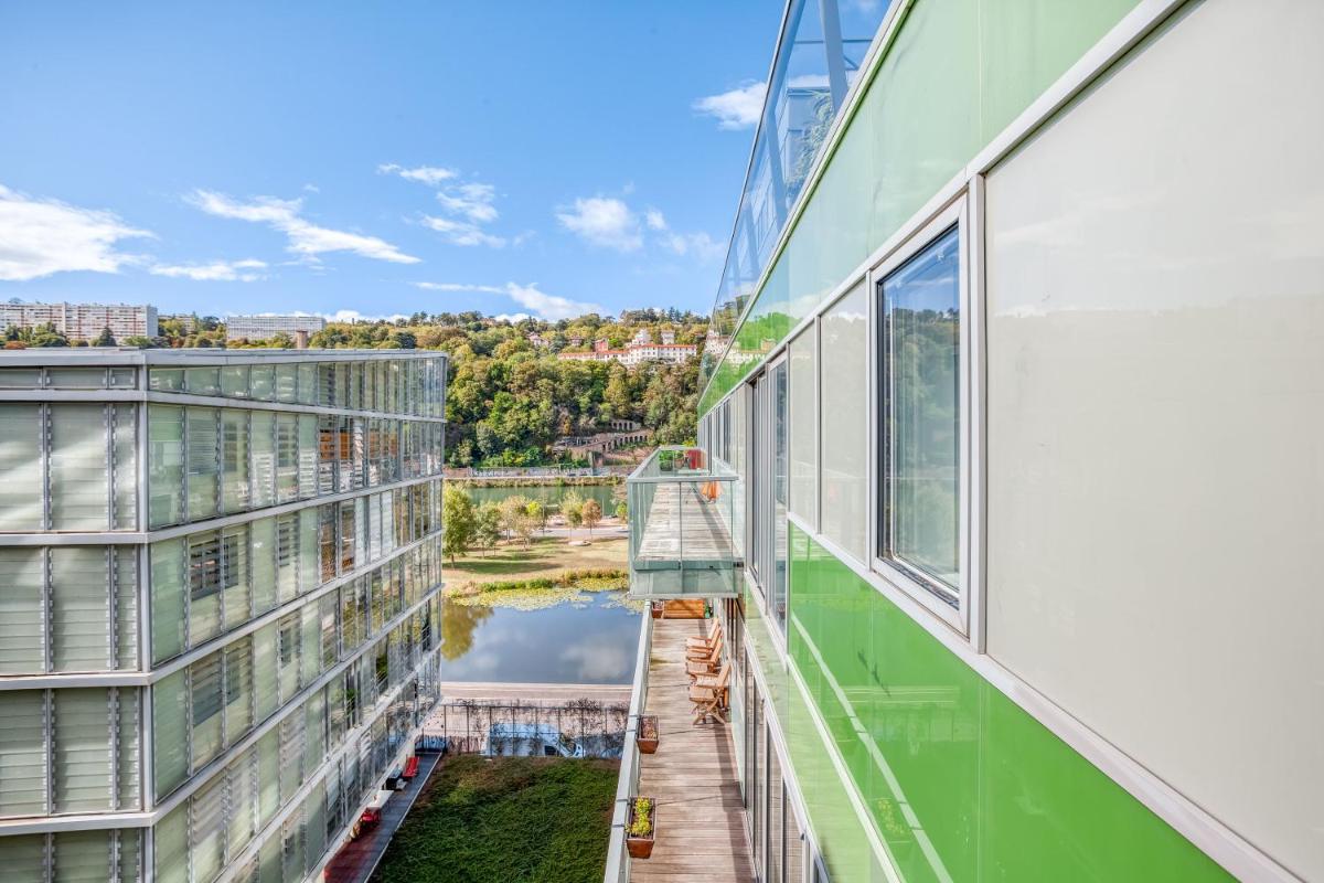 Lyon Confluence - Superbe pied à terre avec parking privé en option - Housity