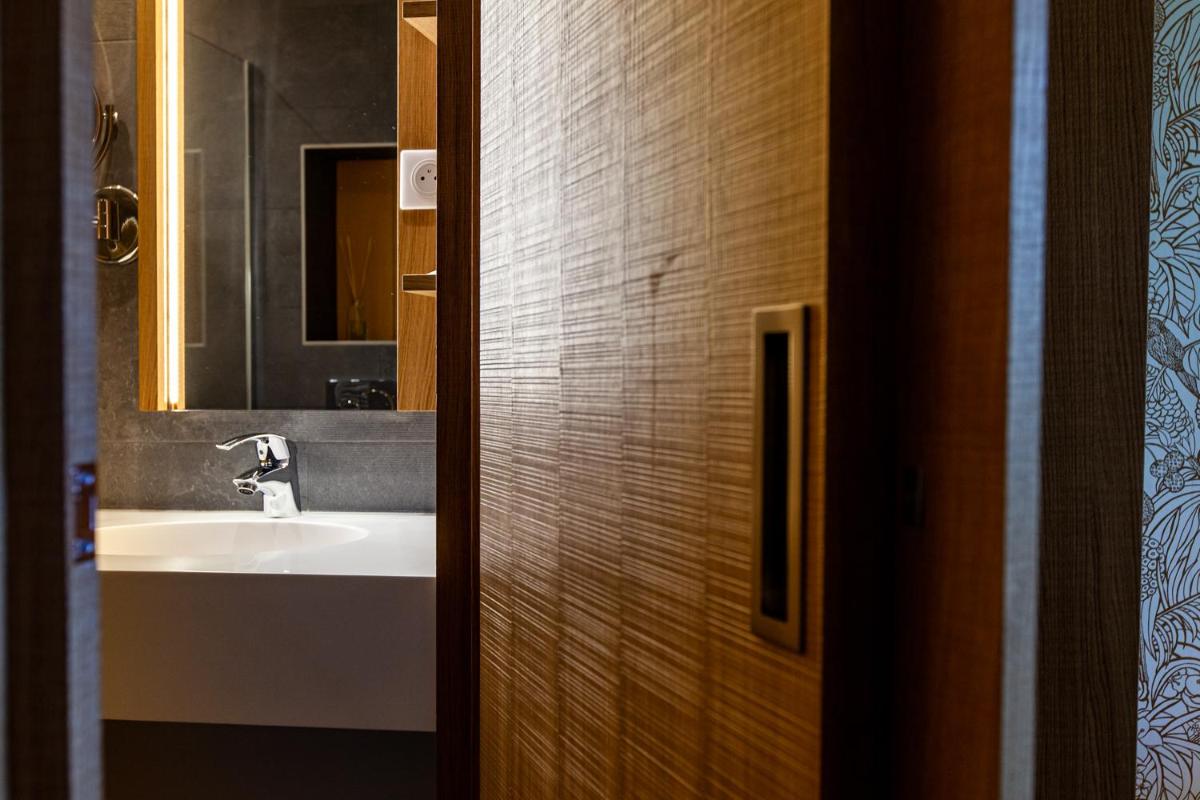 Logis Hotel Restaurant La Tour - Housity