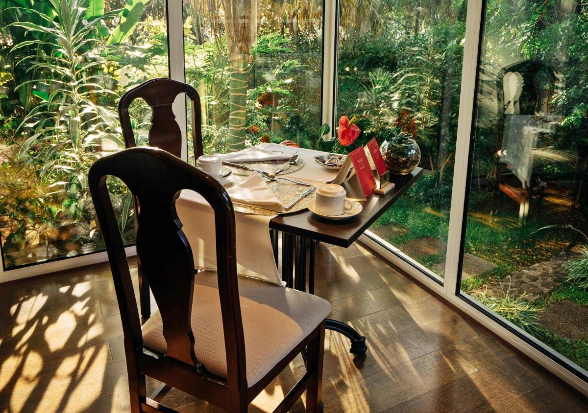 Um jardim no exterior de Quintinha Sao Joao Hotel & Spa