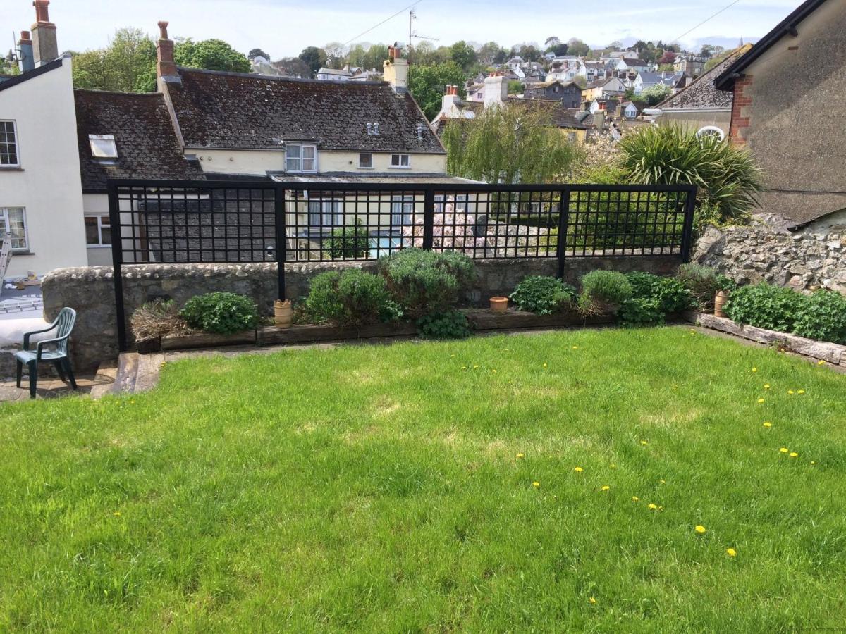 Teal House - Free parking permit & 250m level walk to the beach - Housity
