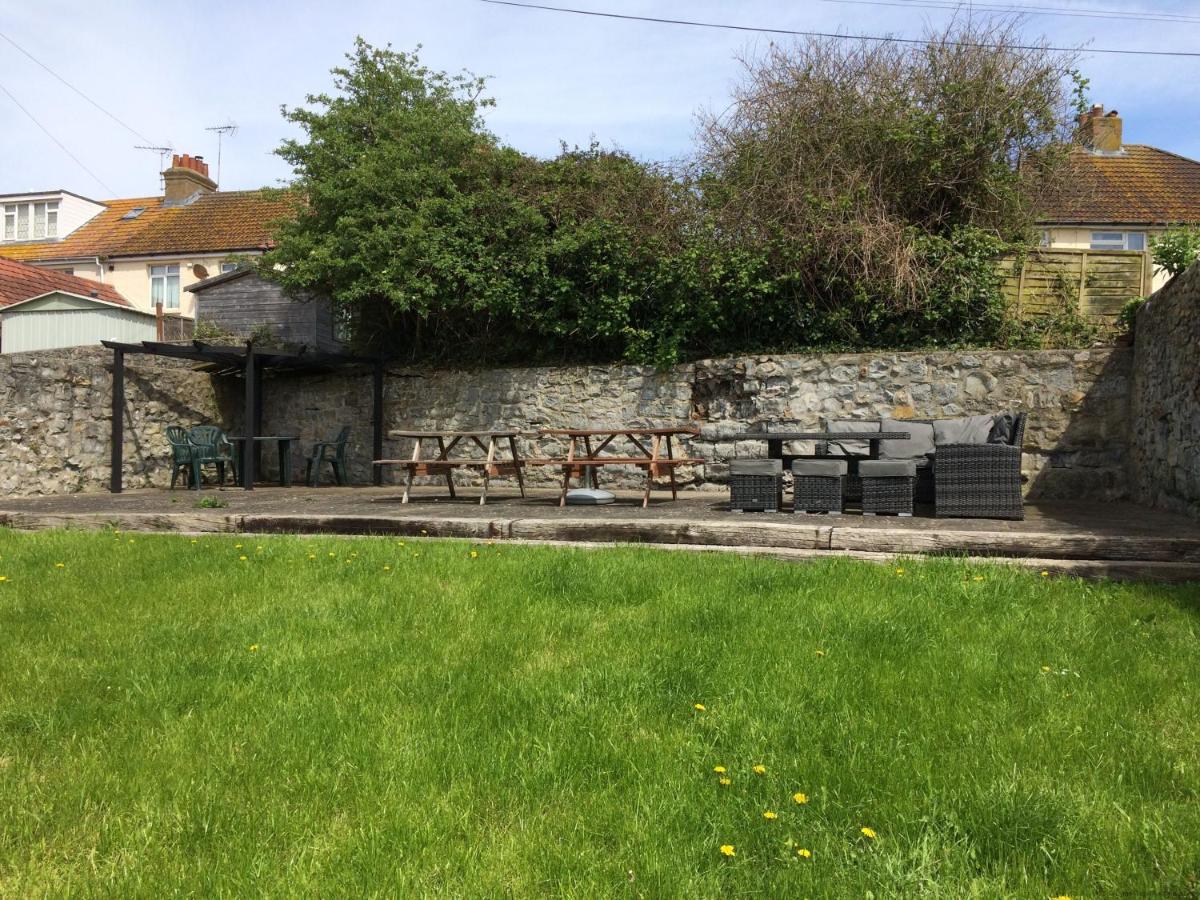 Teal House - Free parking permit & 250m level walk to the beach - Housity