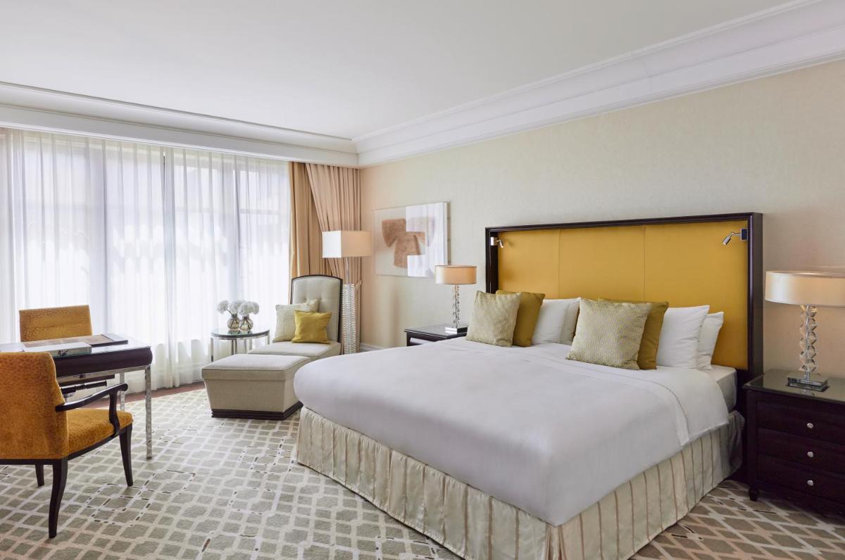 Ein Bett oder Betten in einem Zimmer der Unterkunft Breidenbacher Hof, Best Grandhotel 2025 - Die 101 Besten