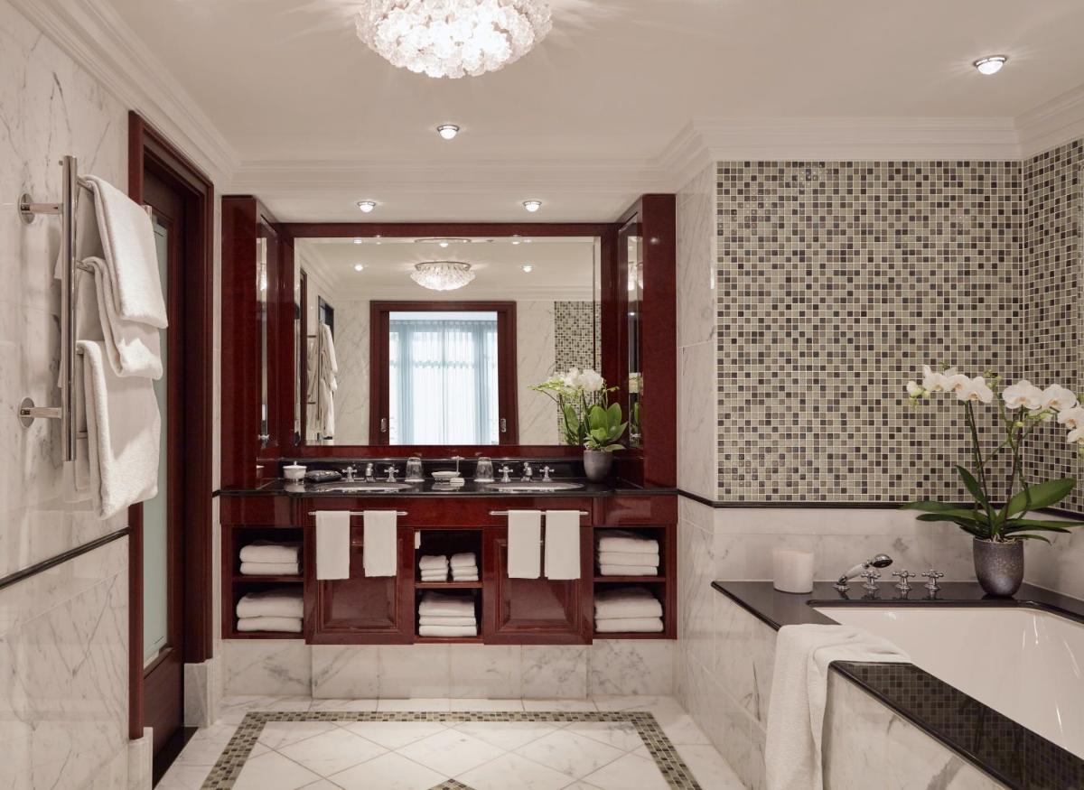 ein Badezimmer mit Badewanne, Waschbecken und Spiegel in der Unterkunft Breidenbacher Hof, Best Grandhotel 2025 - Die 101 Besten in Düsseldorf