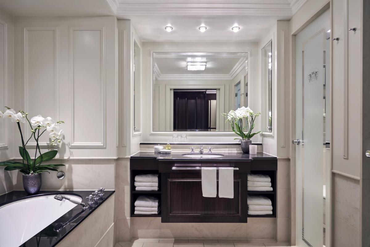 Ein Badezimmer in der Unterkunft Breidenbacher Hof, Best Grandhotel 2025 - Die 101 Besten