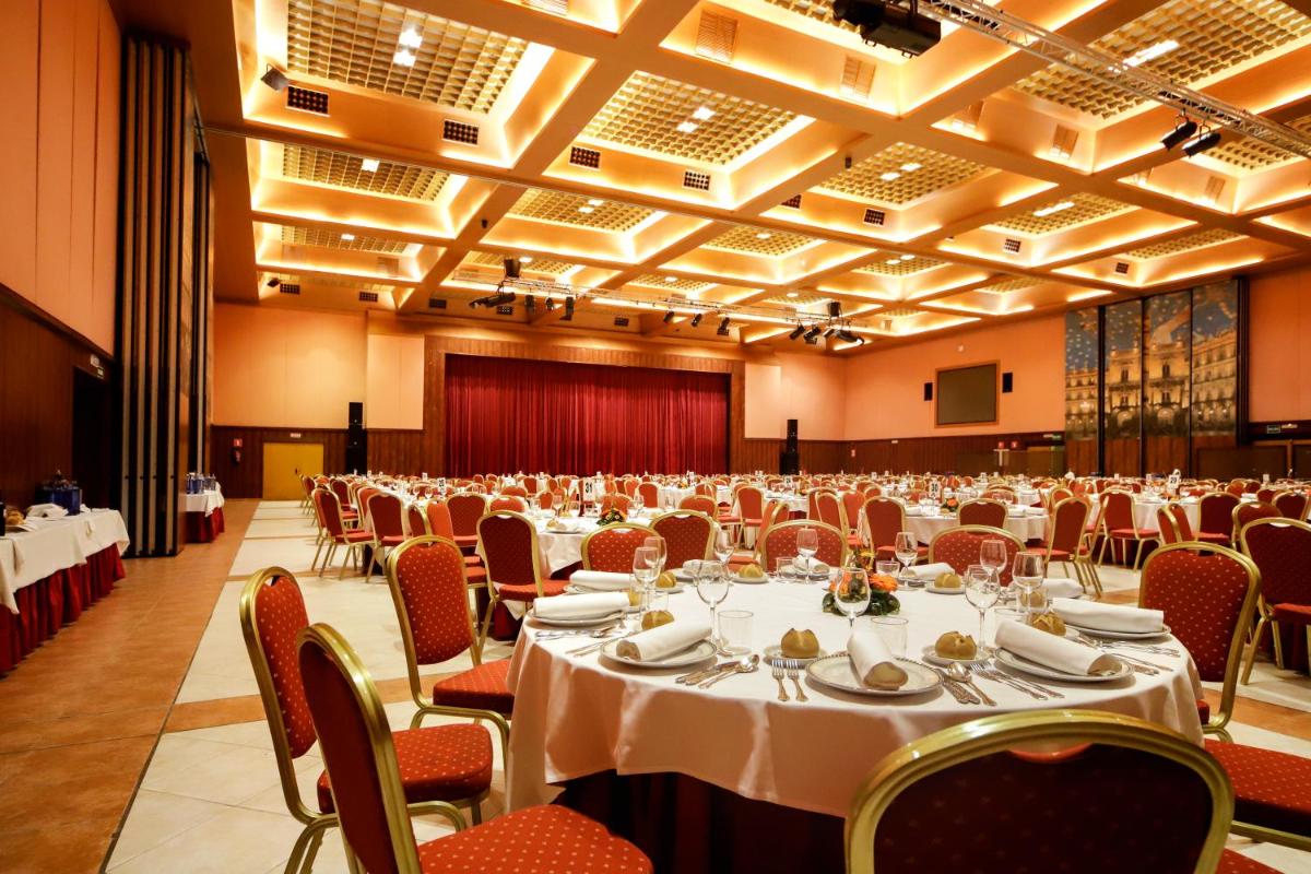 Un restaurante o sitio para comer en Hotel Doña Brígida – Salamanca Forum