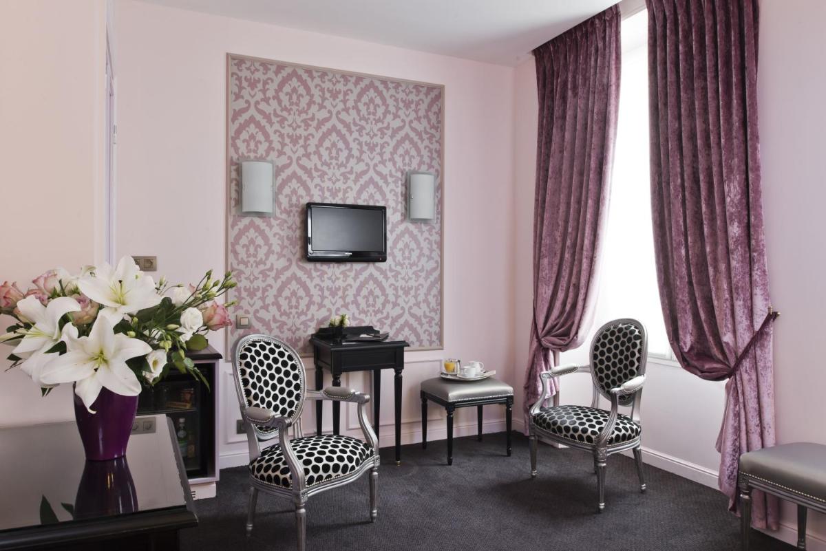 Télévision ou salle de divertissement dans l'établissement Hôtel Saint-Pétersbourg Opéra & Spa