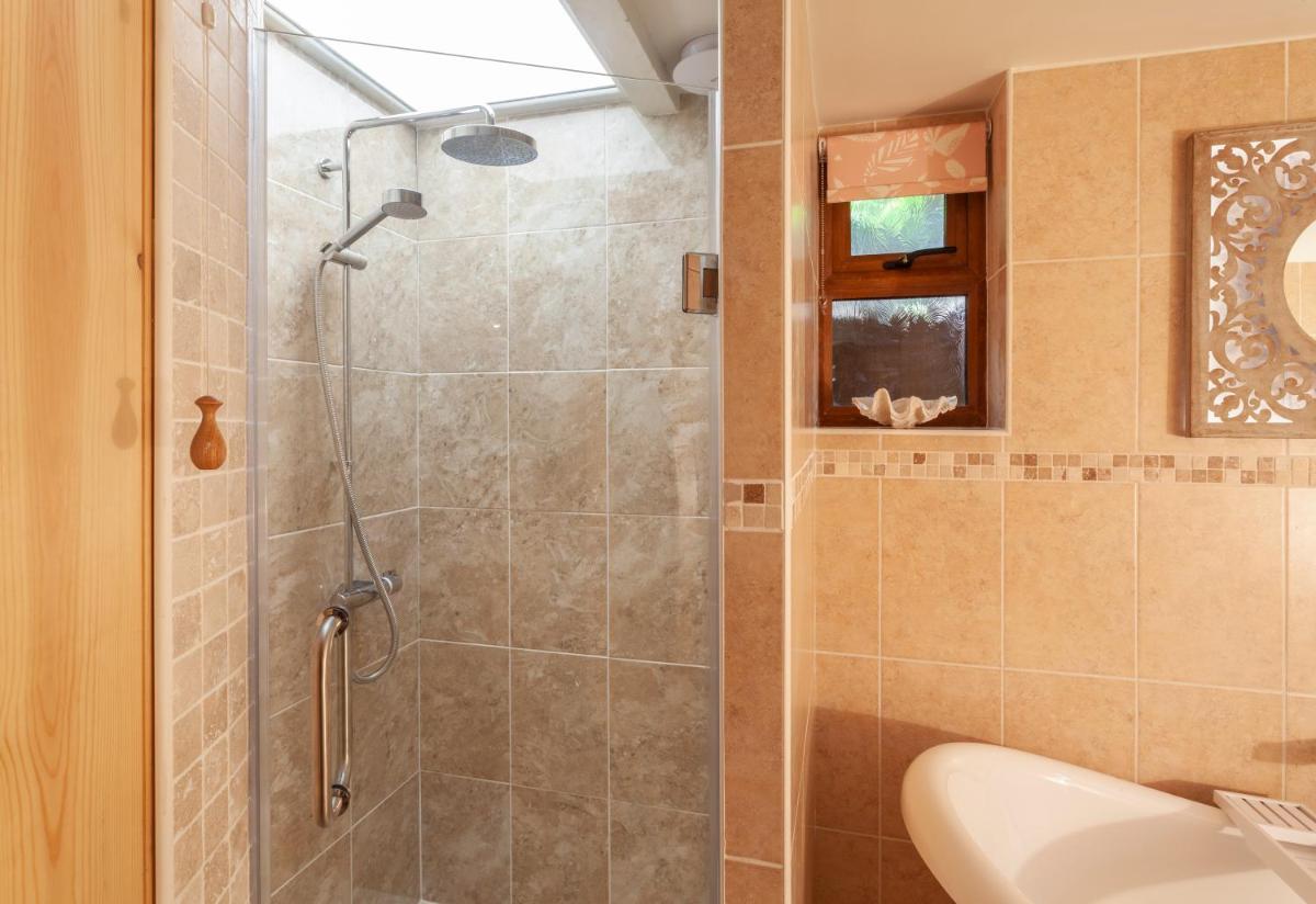 Porthole Log Cabin - Housity