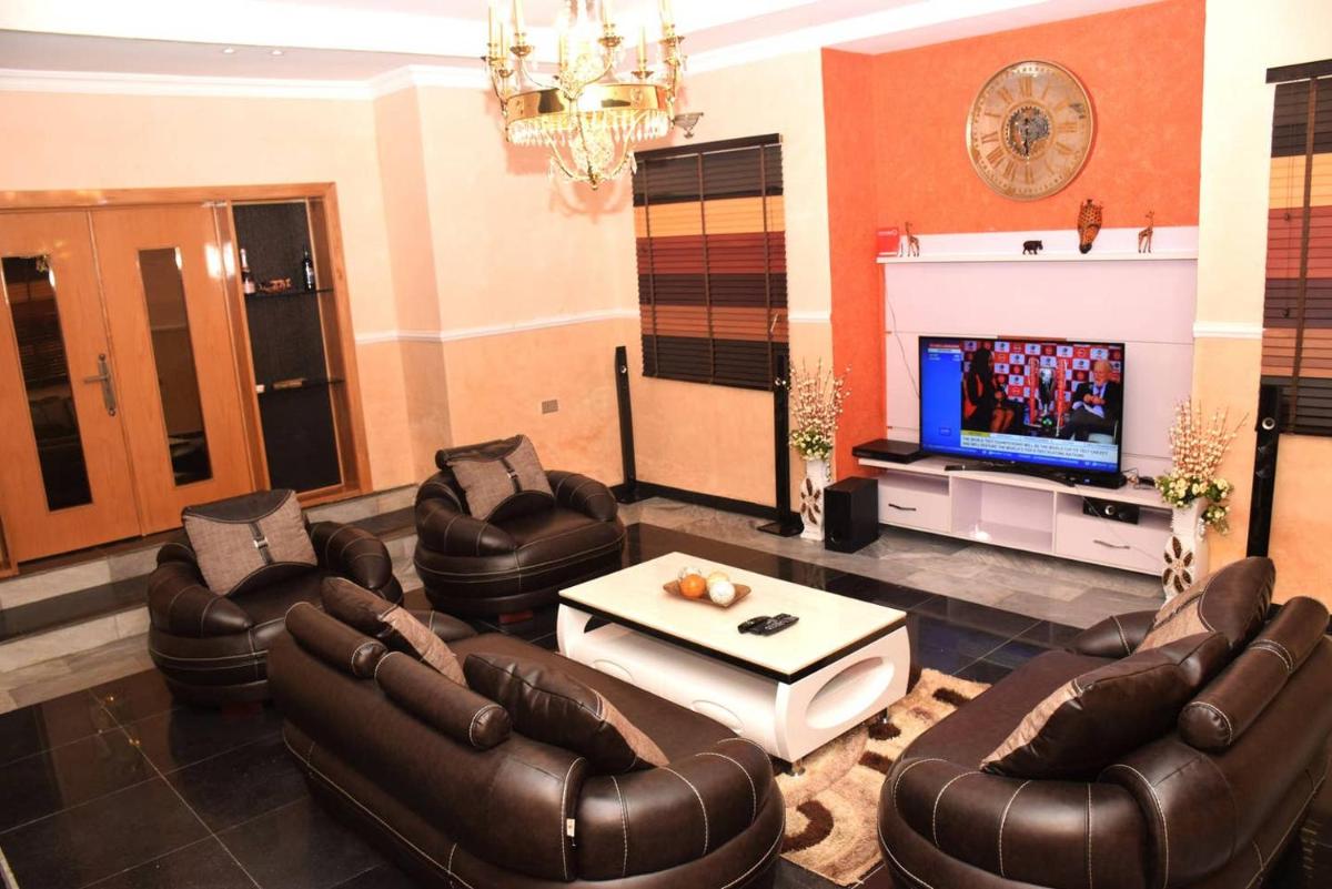 Duplex, 3 Bedroom Spacious House - Housity