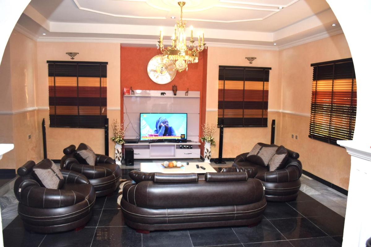 Duplex, 3 Bedroom Spacious House - Housity