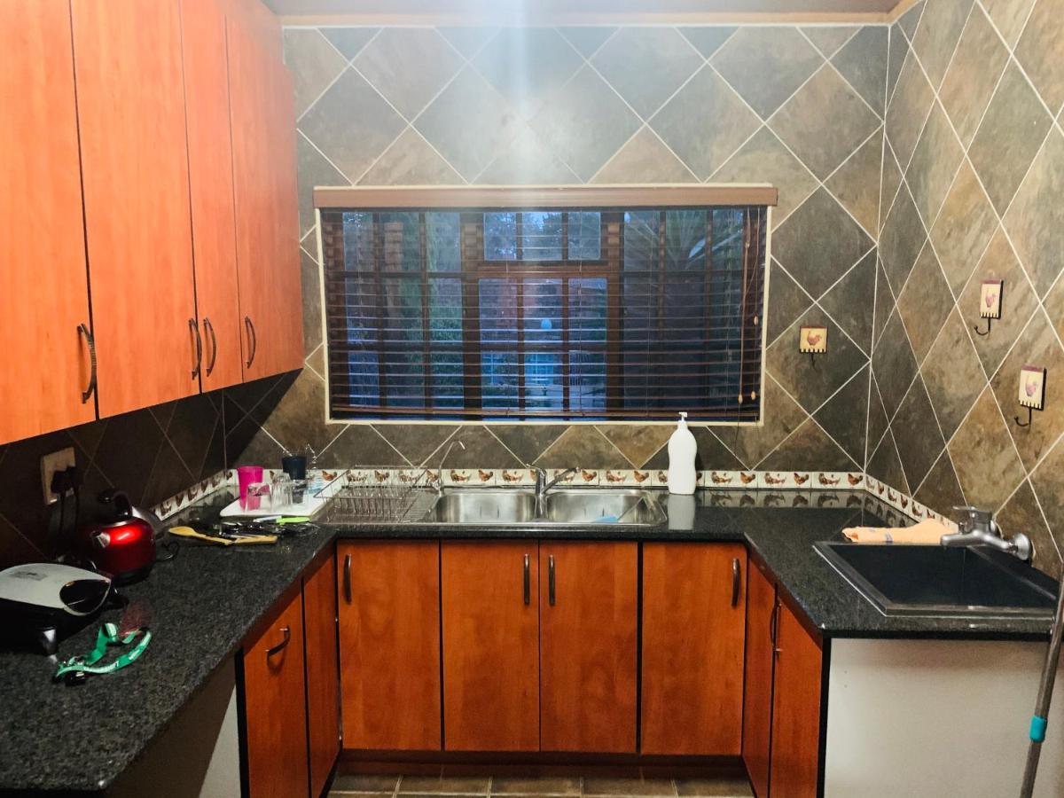 Sinazisi House - Housity