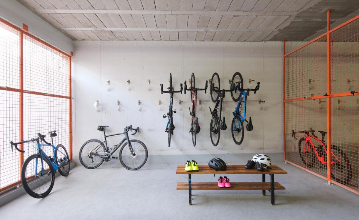 Montar en bicicleta en Aparthotel Duva & Spa o alrededores