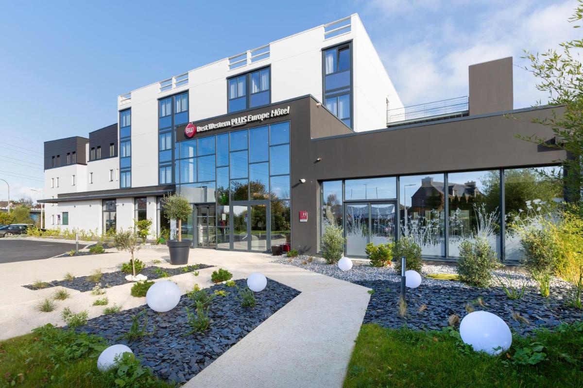 un immeuble de bureaux avec des sphères blanches devant lui dans l'établissement Best Western Plus Europe Hôtel Brest, à Brest
