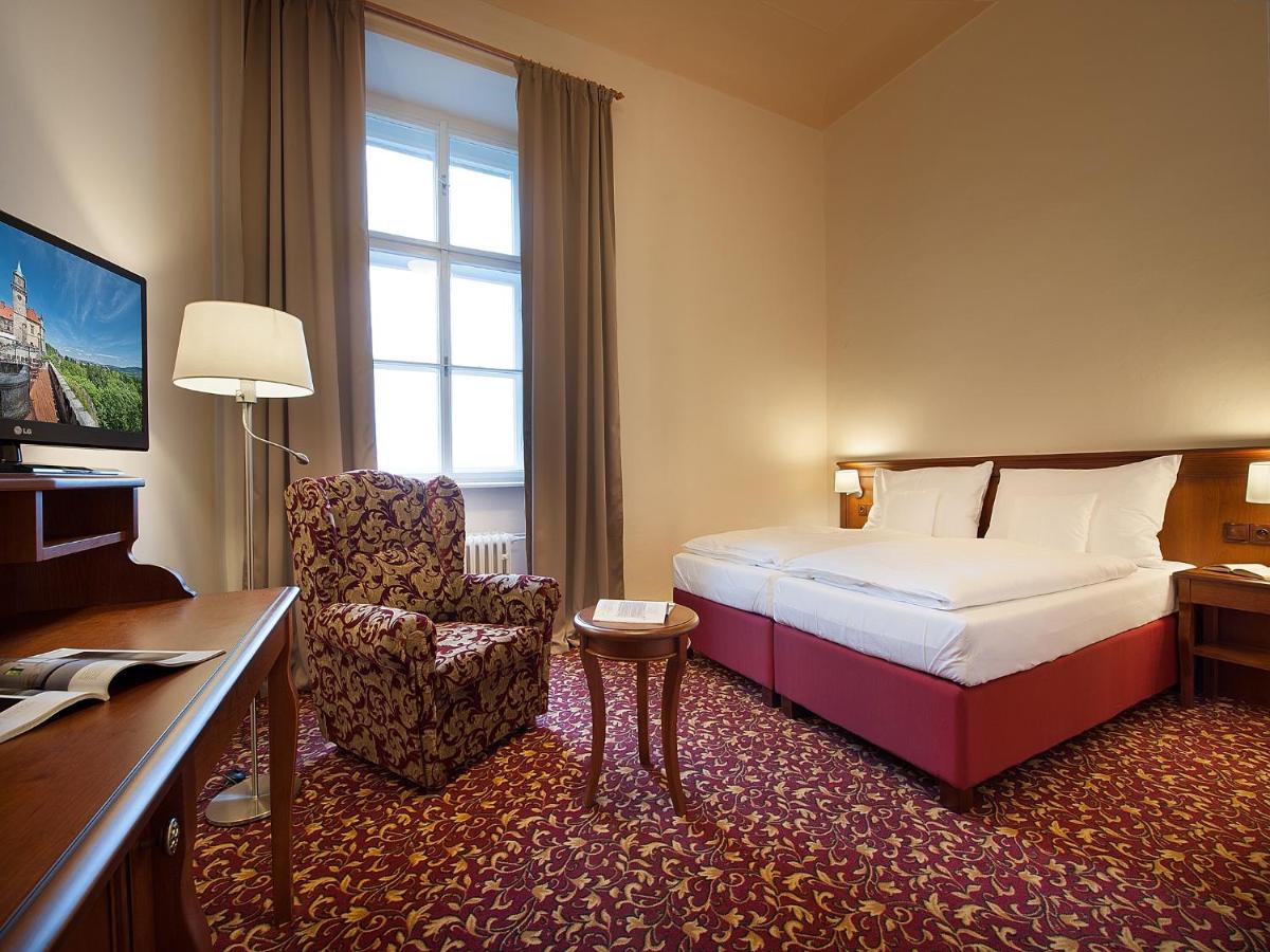 EA Zamecky Hotel Hruba Skala - Housity