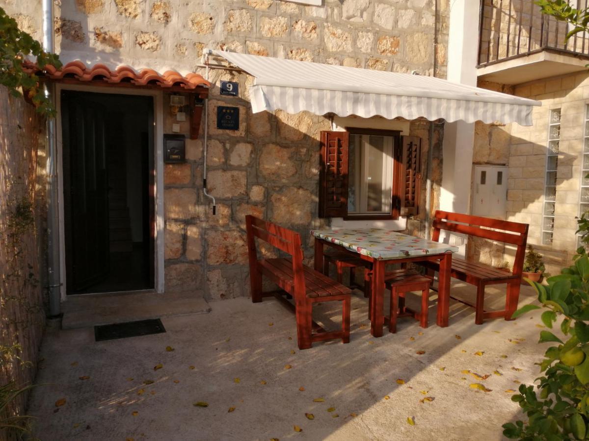 Vacation House Jela, island Vis - Housity
