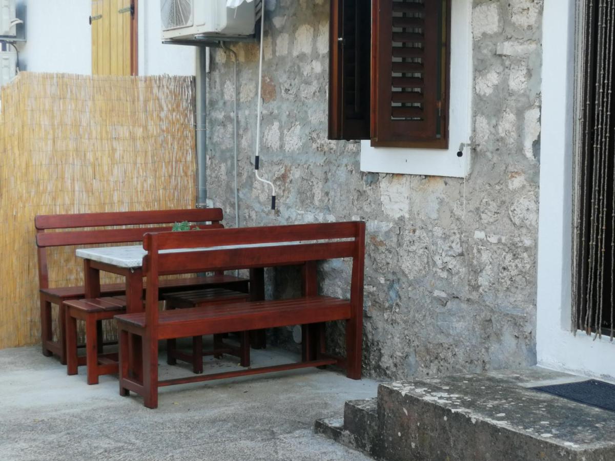 Vacation House Jela, island Vis - Housity