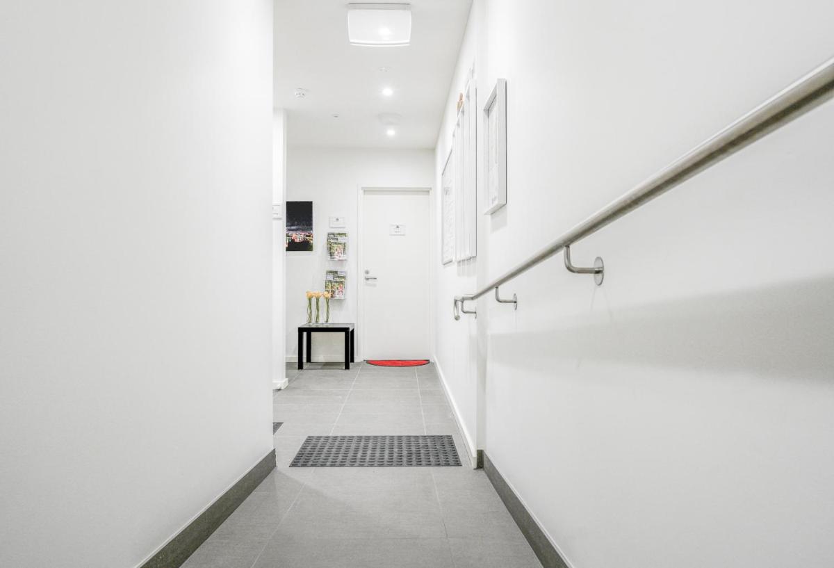 U101 Brunswick Living First Floor Balcony Close to APT and CBD Free Wifi Tram at Doorstep - Housity