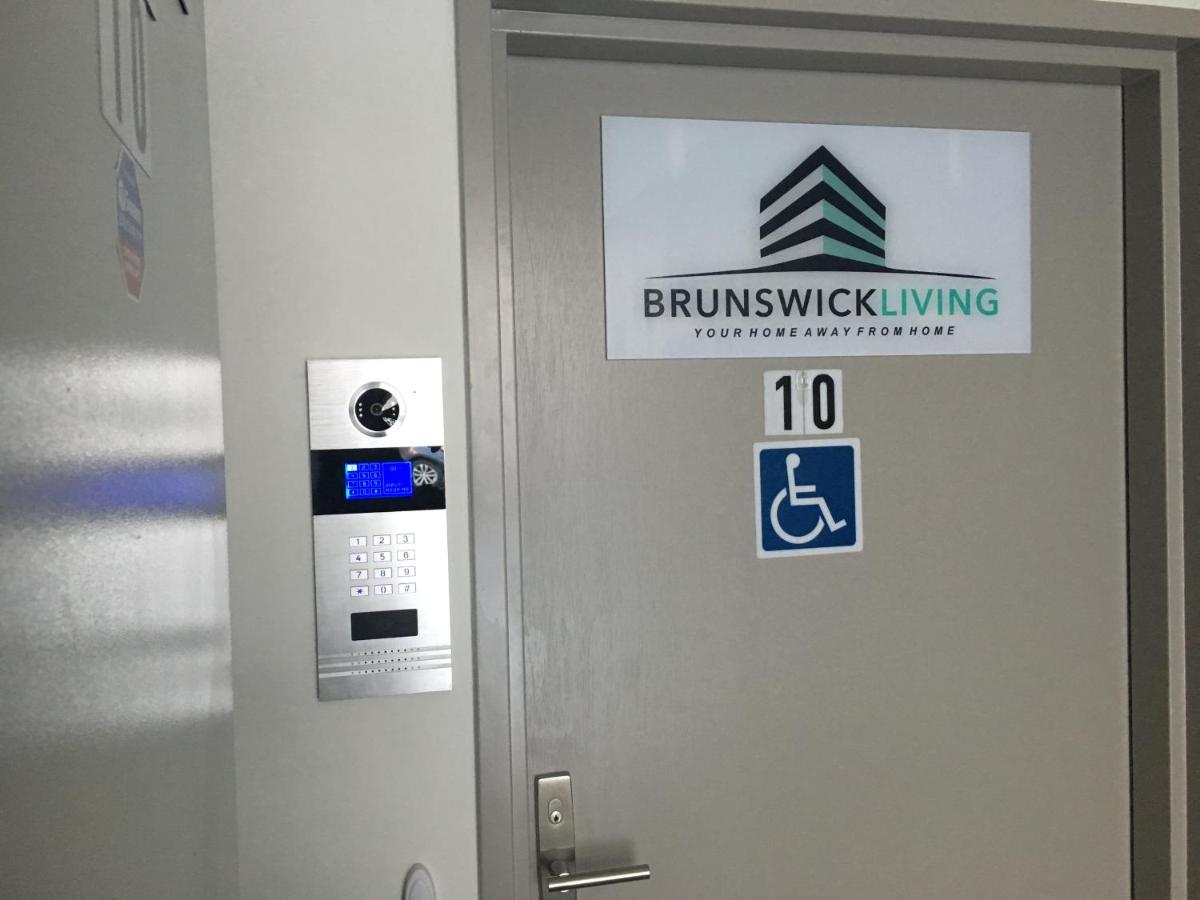 U101 Brunswick Living First Floor Balcony Close to APT and CBD Free Wifi Tram at Doorstep - Housity