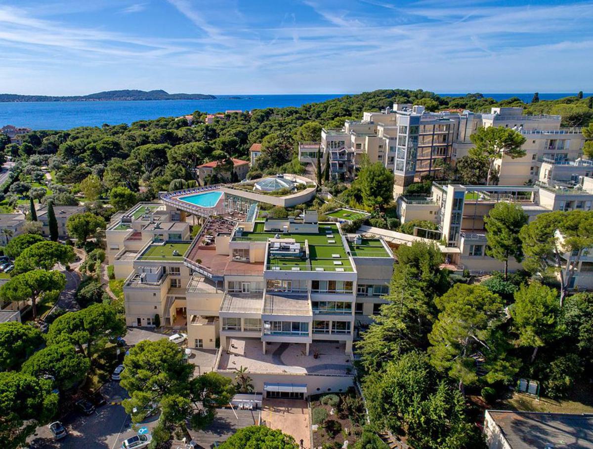 - une vue aérienne sur un bâtiment avec piscine dans l'établissement Hôtel Club la Font des Horts, à Hyères
