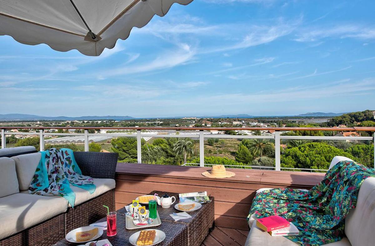 Balcon ou terrasse dans l'établissement Hôtel Club la Font des Horts