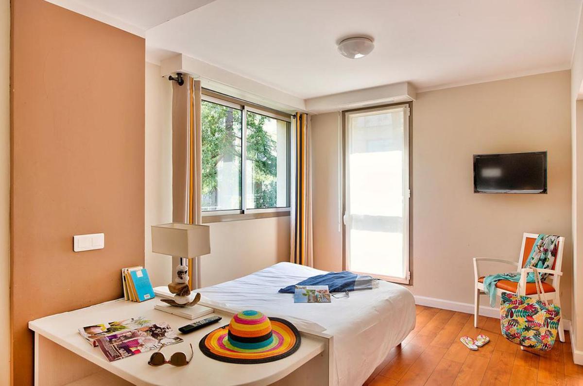 - une chambre avec un lit, un bureau et une télévision dans l'établissement Hôtel Club la Font des Horts, à Hyères