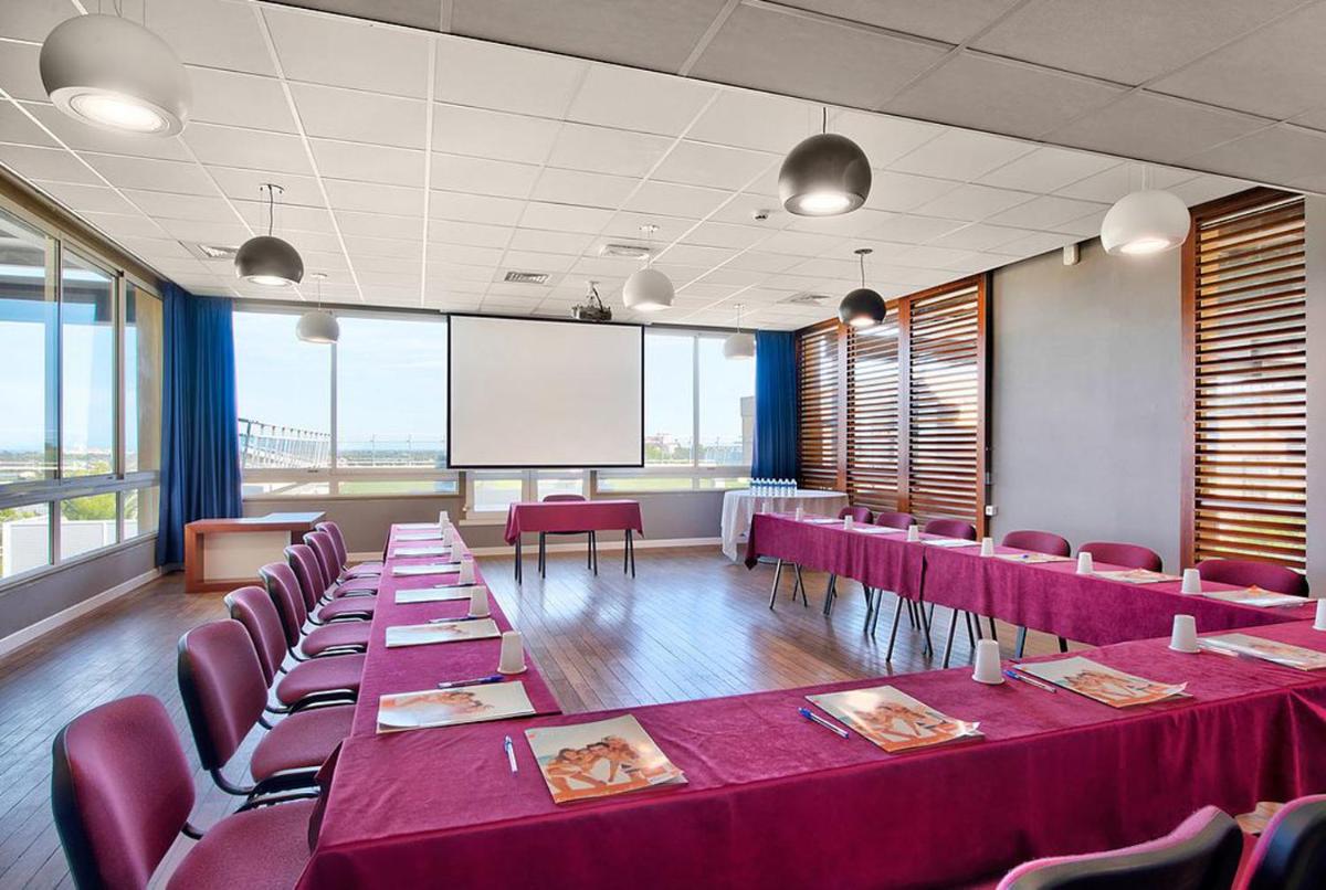 Espace de conférence ou salle de réunion dans l'établissement Hôtel Club la Font des Horts