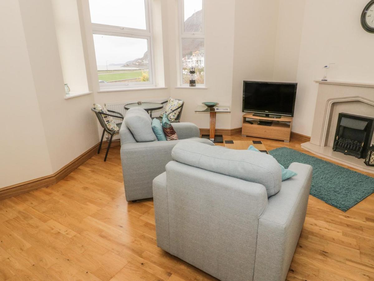 Gwylanedd Two - Housity