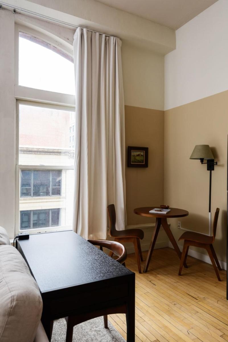 Spacious DT 1BR with Full Kitchen by Zencity - Housity