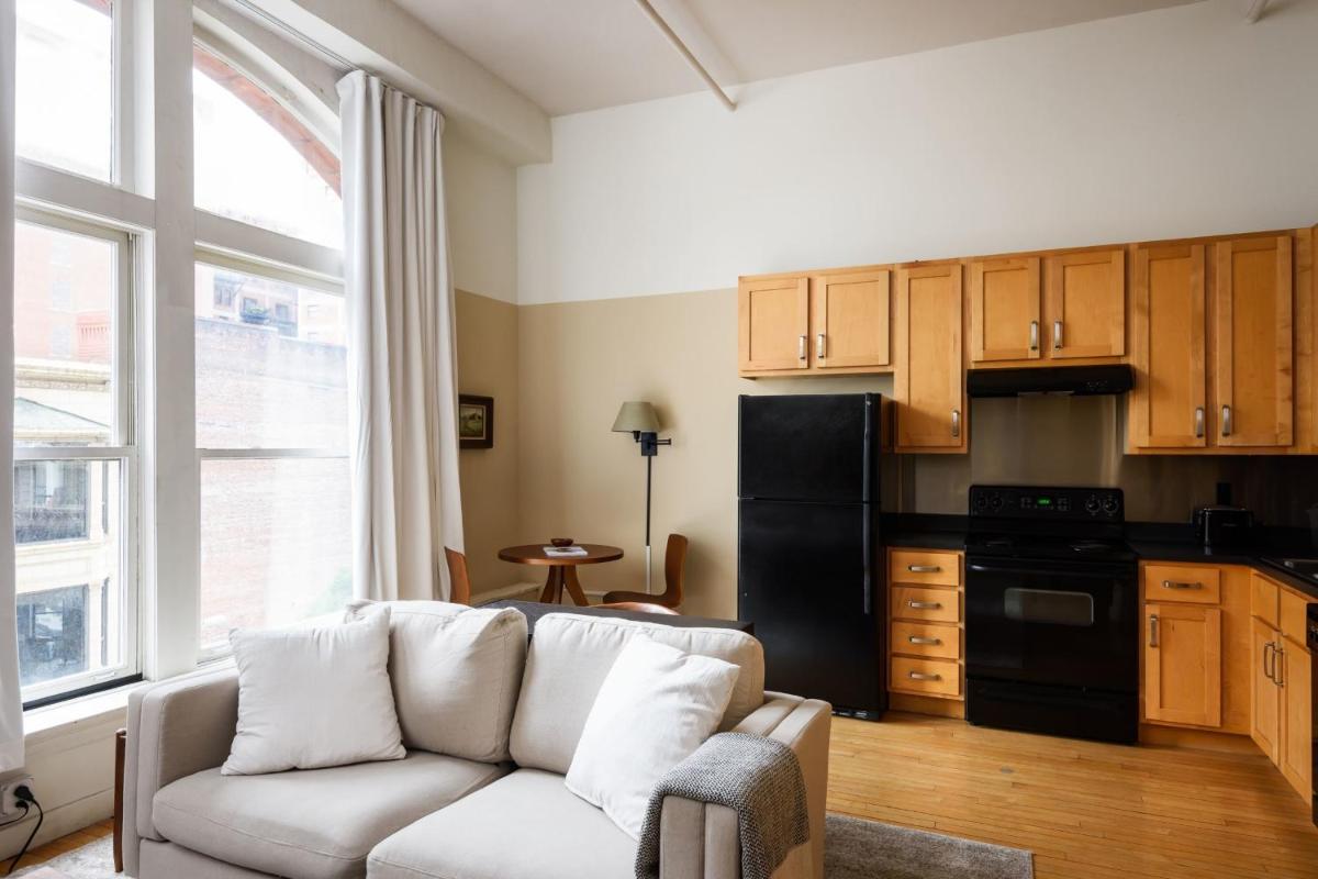 Spacious DT 1BR with Full Kitchen by Zencity - Housity