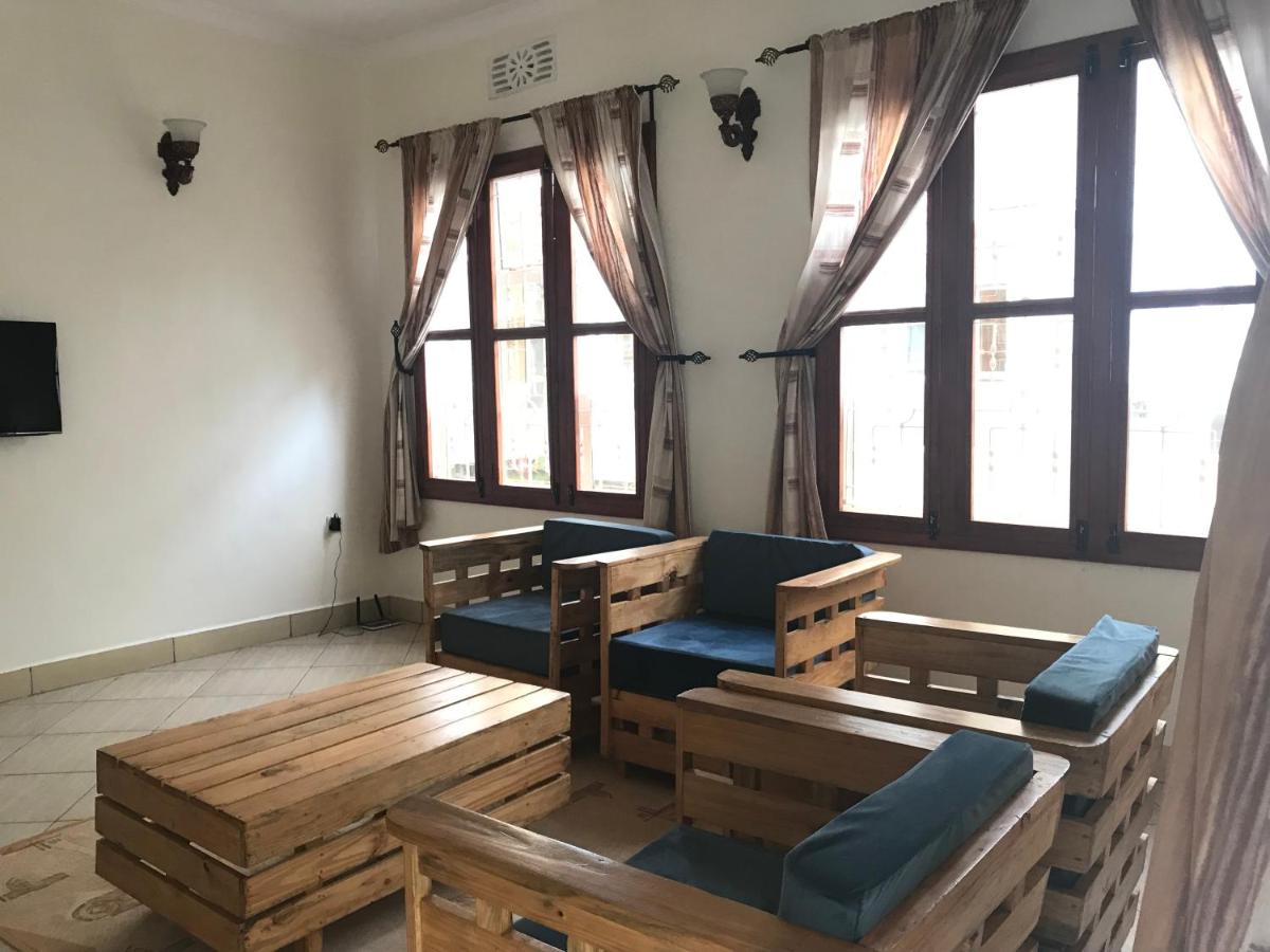 Le Parlour - Housity