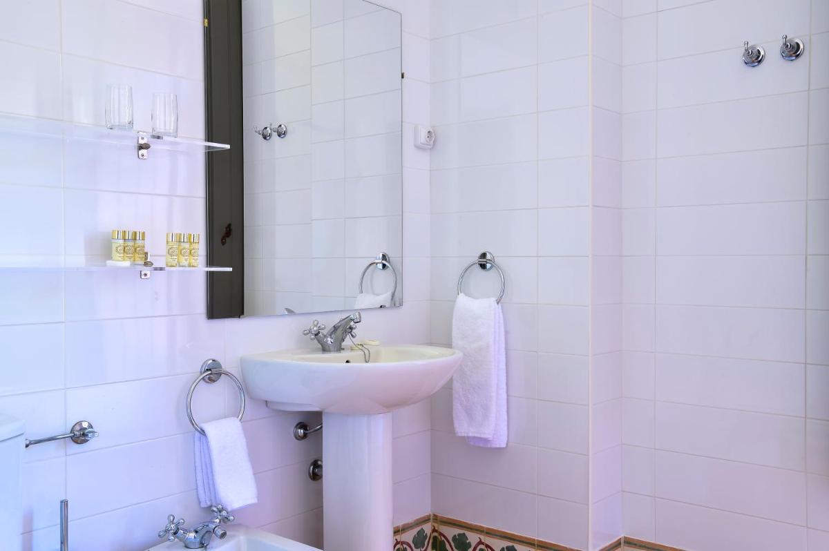 Uma casa de banho em Central Monchique Hotel - Villa Termal Spa Resort - by Unlock Hotels