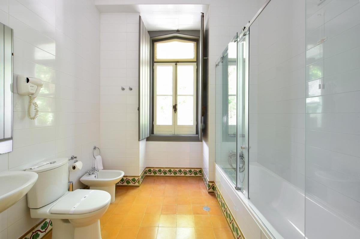Uma casa de banho em Central Monchique Hotel - Villa Termal Spa Resort - by Unlock Hotels