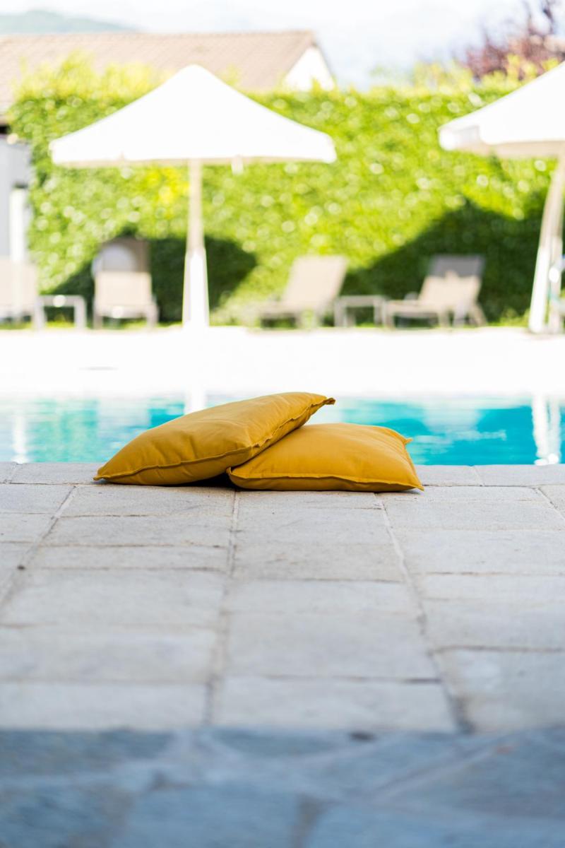 Piscine de l'établissement PoMo Hôtel & Restaurant ou située à proximité