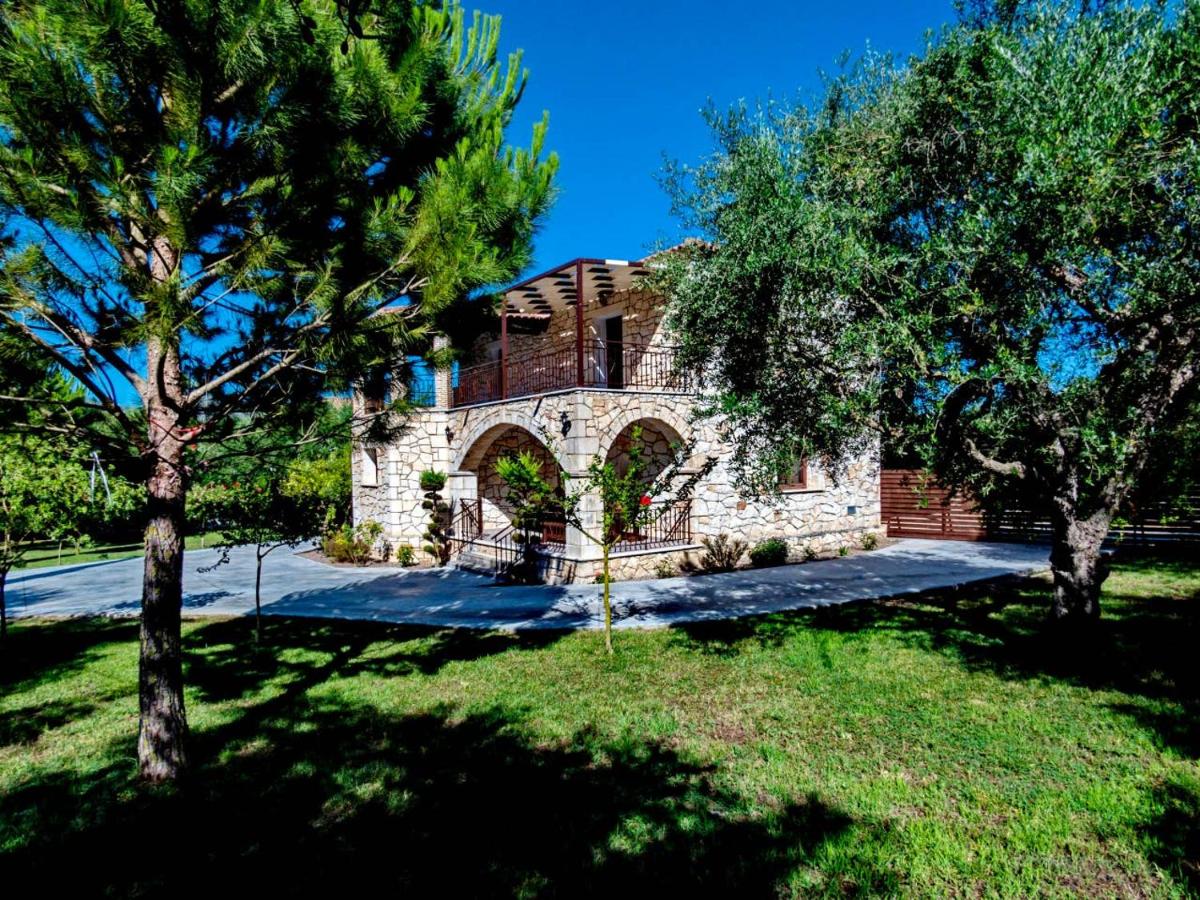 Rouveli Villa with private garden and barbeque - Housity