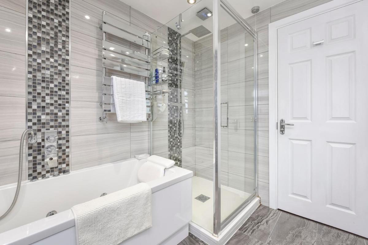 Docklands Stay, Room in Modern Spacious House - Near Excel Centre, City Airport, UEL,Sleeps 2 - Housity