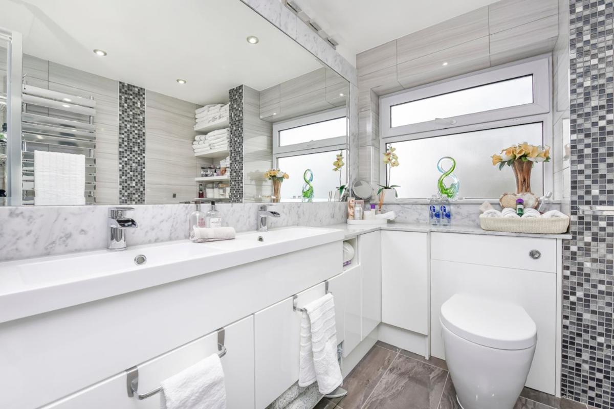 Docklands Stay, Room in Modern Spacious House - Near Excel Centre, City Airport, UEL,Sleeps 2 - Housity