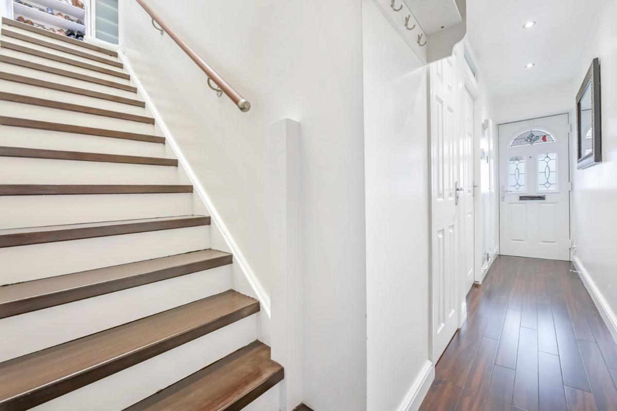 Docklands Stay, Room in Modern Spacious House - Near Excel Centre, City Airport, UEL,Sleeps 2 - Housity