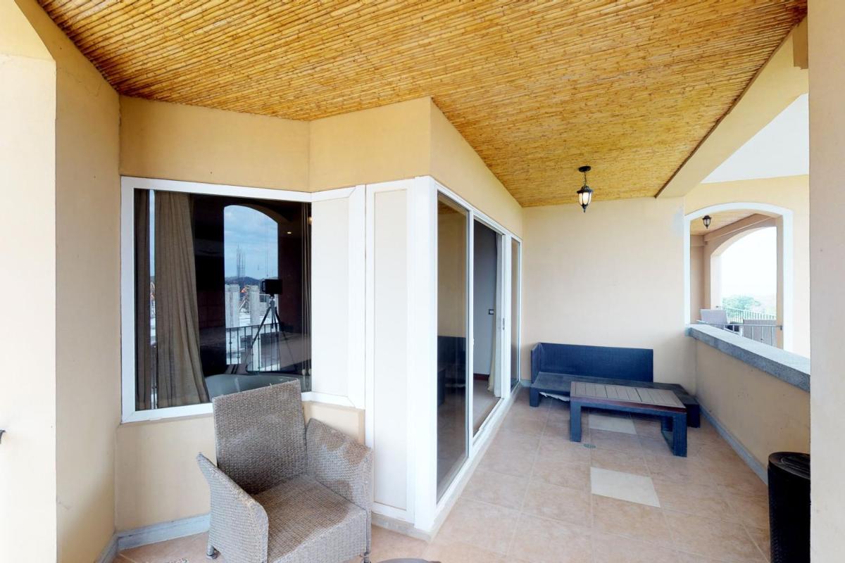 Peninsula 64 Penthouse - Housity