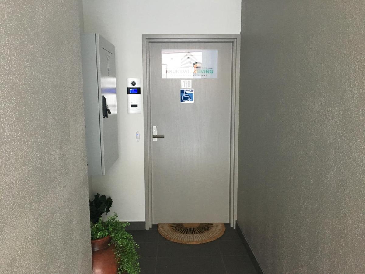 U201 Brunswick Living Top floor Balcony Close to APT and CBD Free Wifi Tram at Doorstep - Housity