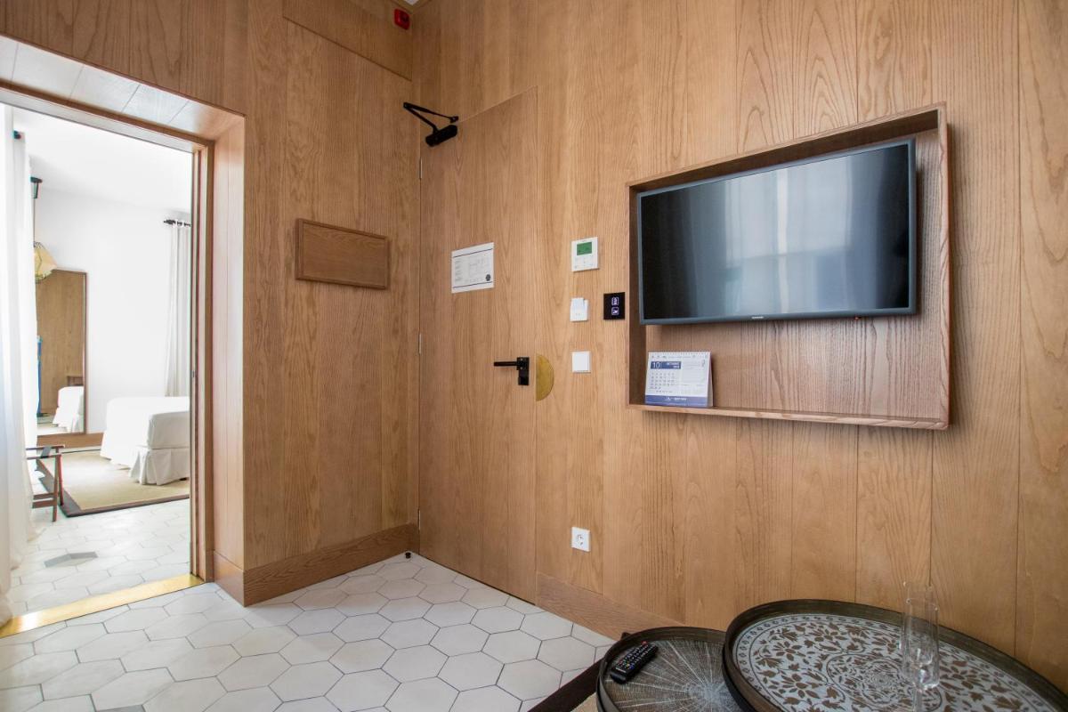 Una televisión o centro de entretenimiento en Boutique Hotel Sant Roc & Spa